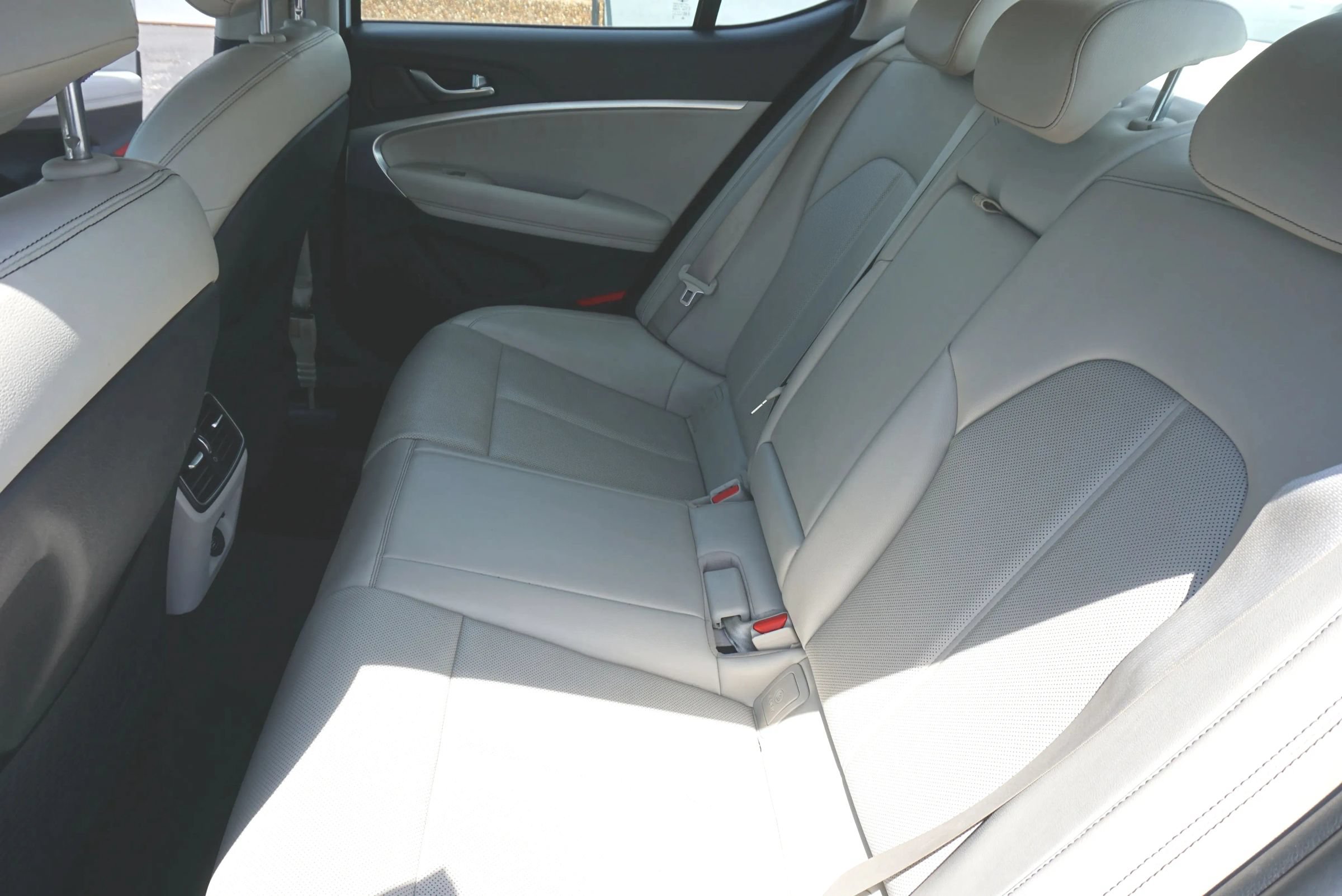 Used 2021 Genesis G70 2.0T RWD image 15