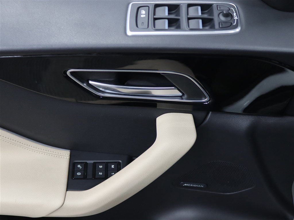 Used 2018 Jaguar F-PACE Premium image 36