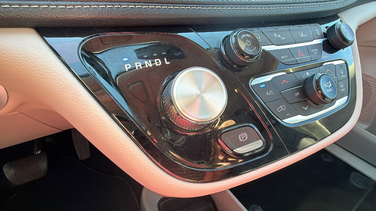 Used 2024 Chrysler Pacifica Touring-L image 31