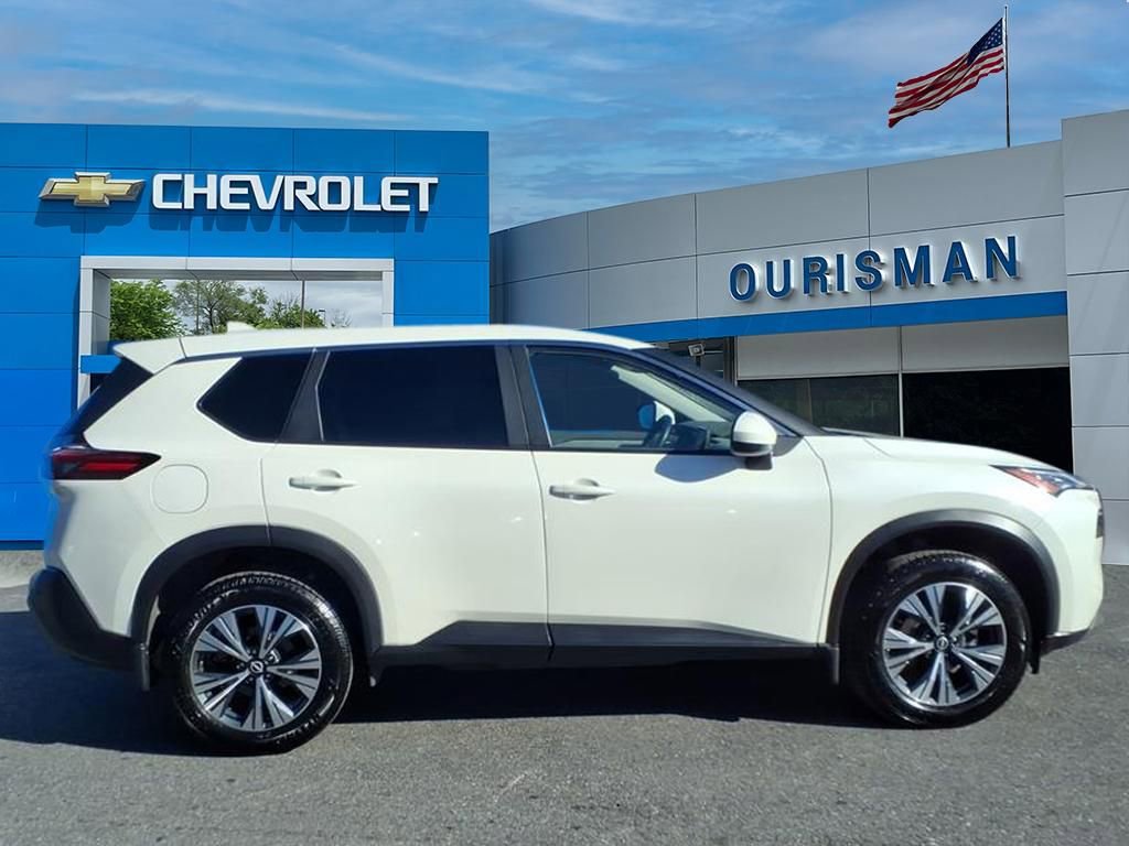 Used 2023 Nissan Rogue SV image 2