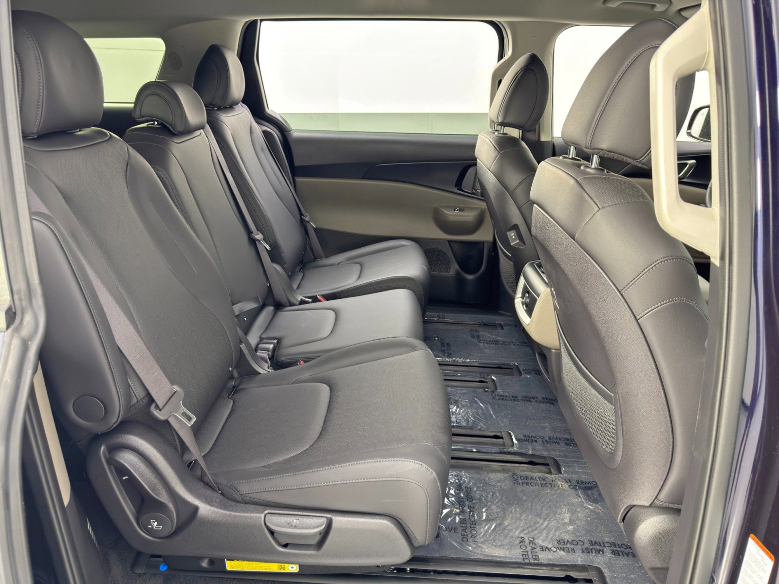 Used 2025 Kia Carnival FWD image 39