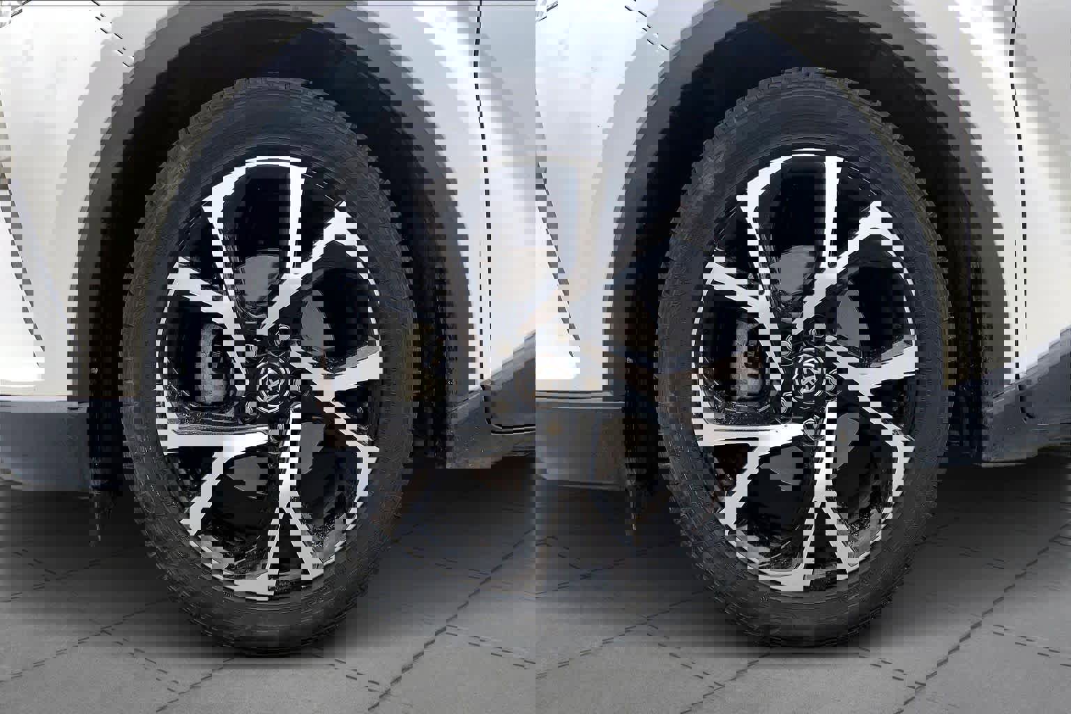 Used 2018 Toyota C-HR XLE FWD image 11