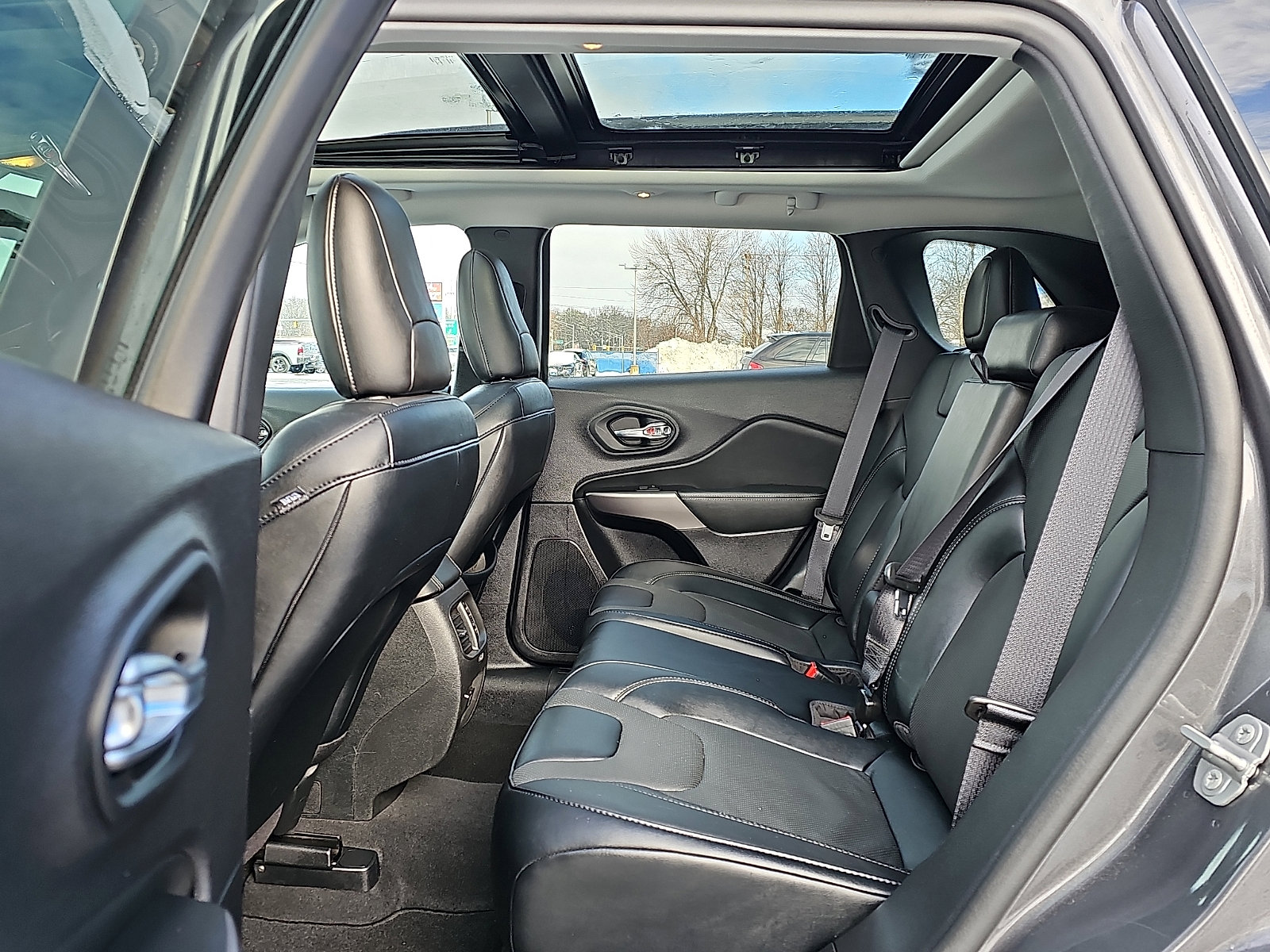 Used 2022 Jeep Cherokee Limited image 10