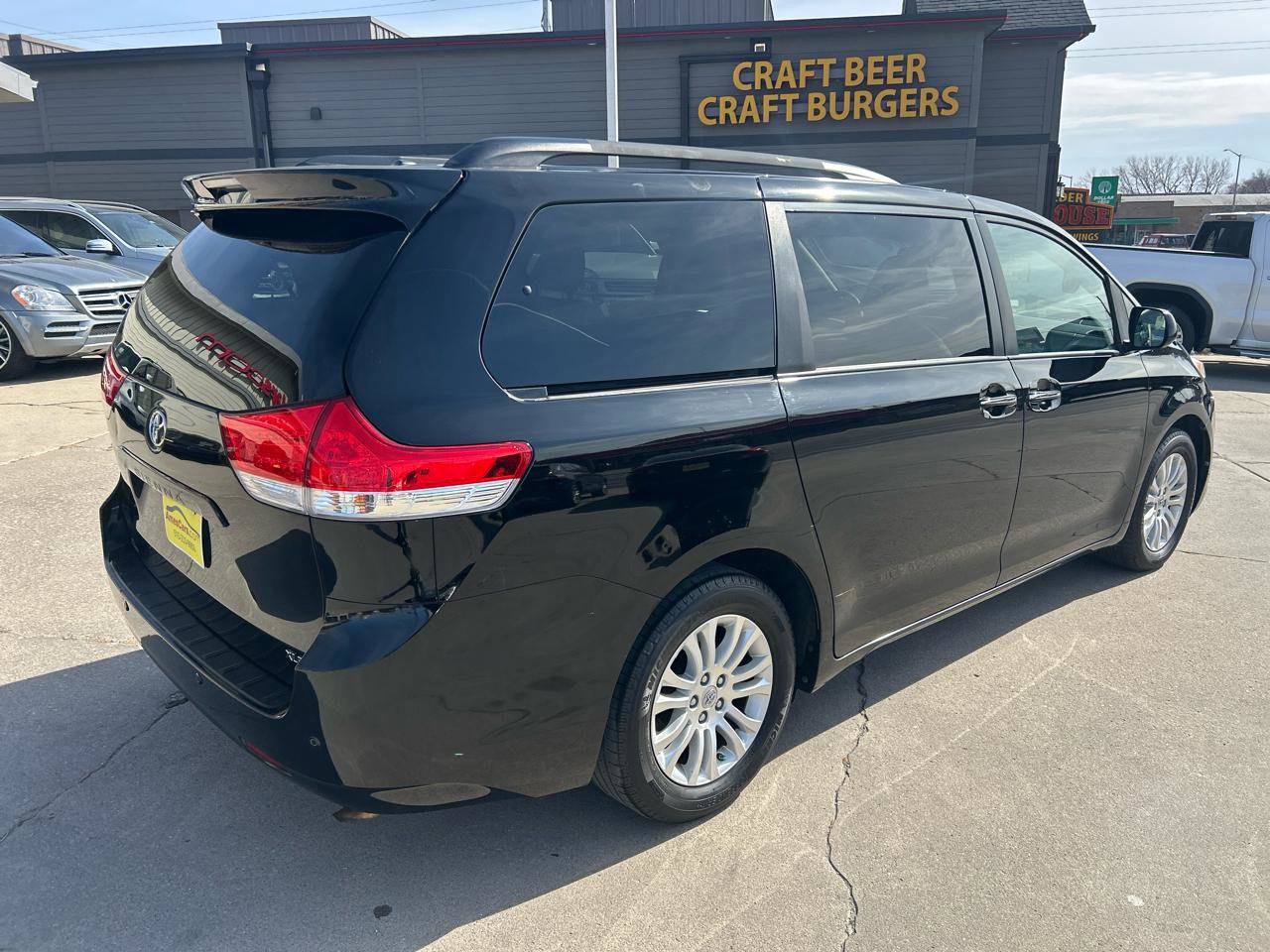 Used 2014 Toyota Sienna XLE w/ Entertainment Package FWD image 3