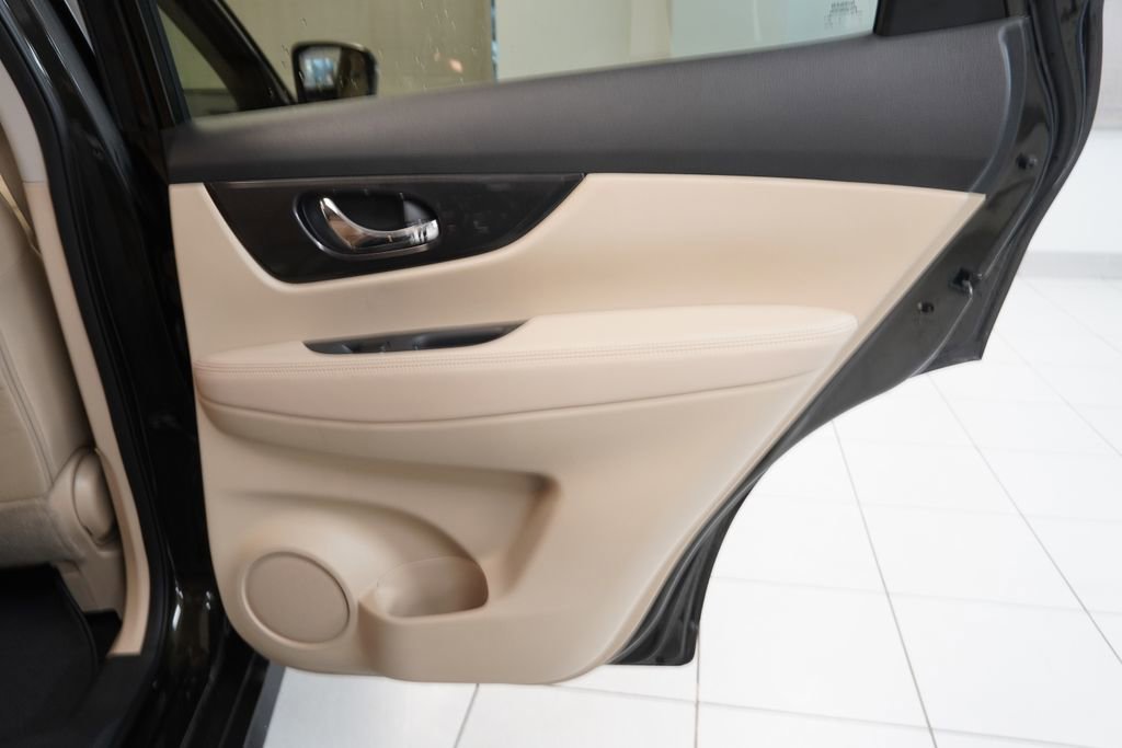 Used 2017 Nissan Rogue SV image 28