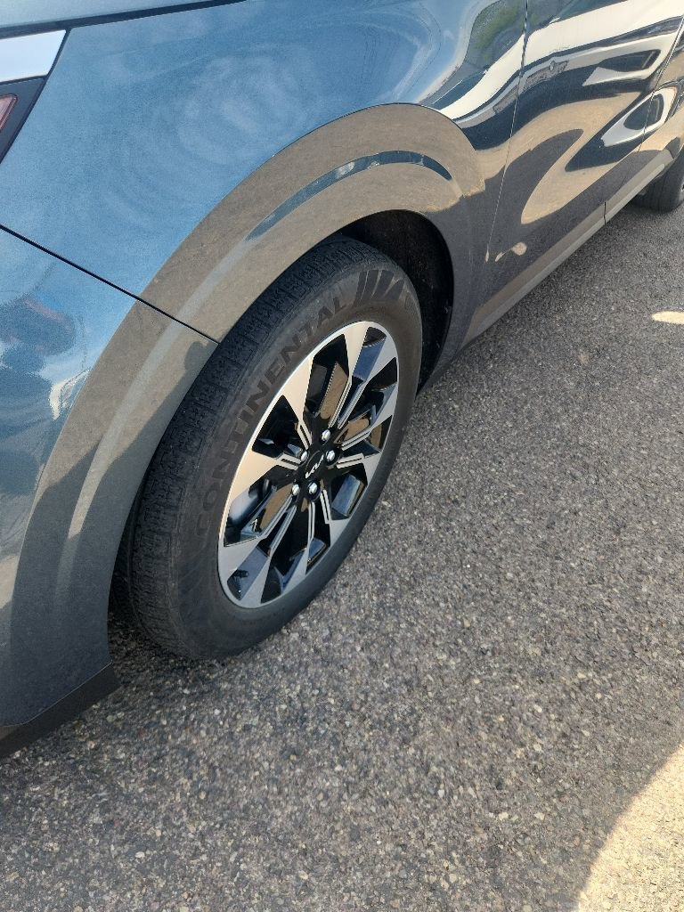 Used 2024 Kia Carnival EX FWD image 6