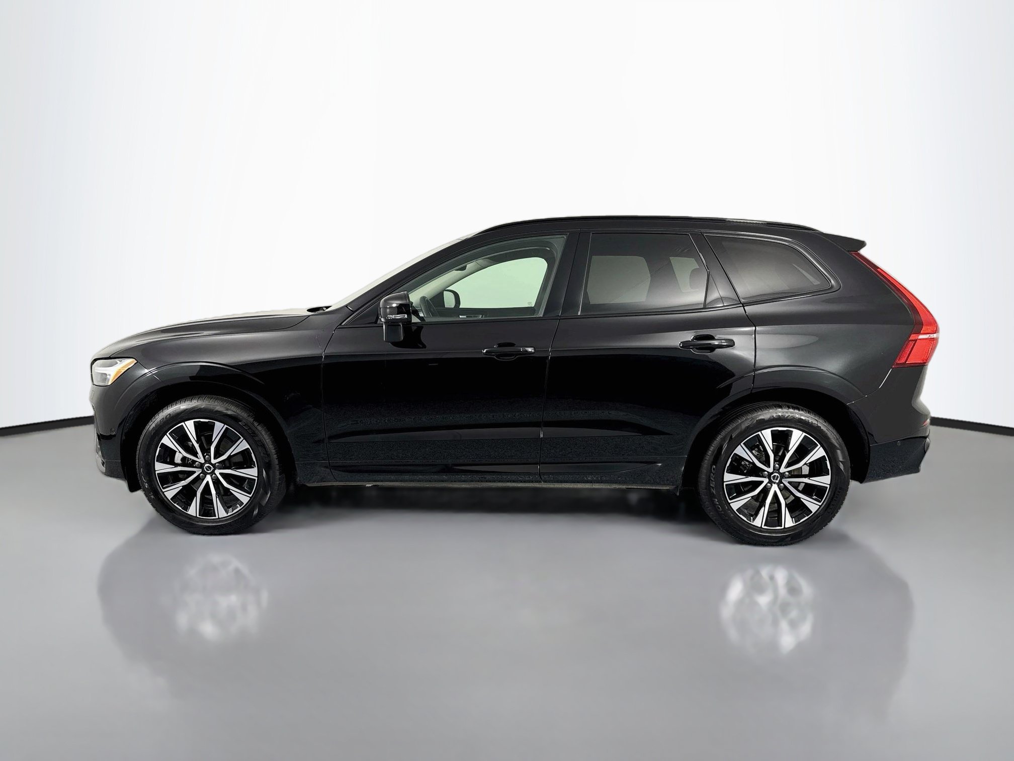 Used 2024 Volvo XC60 B5 Plus w/ Protection Package Premier AWD/4WD image 8