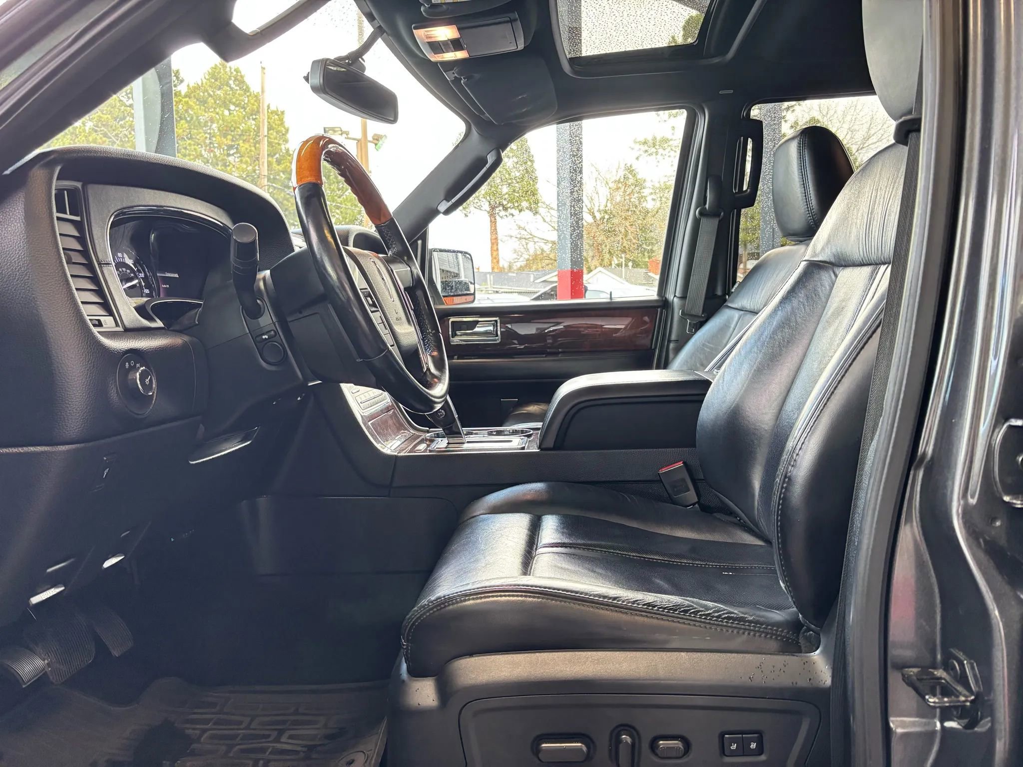 Used 2016 Lincoln Navigator L Select image 13