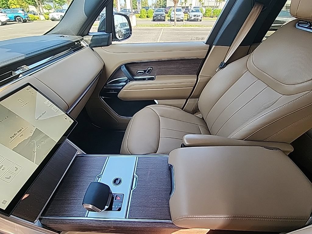 Certified 2025 Land Rover Range Rover Long Wheelbase SE AWD/4WD image 10