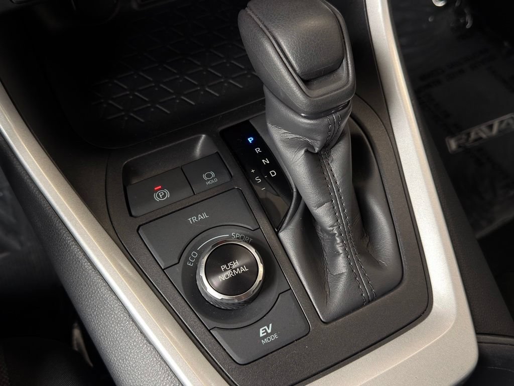Used 2025 Toyota RAV4 XLE AWD/4WD image 18