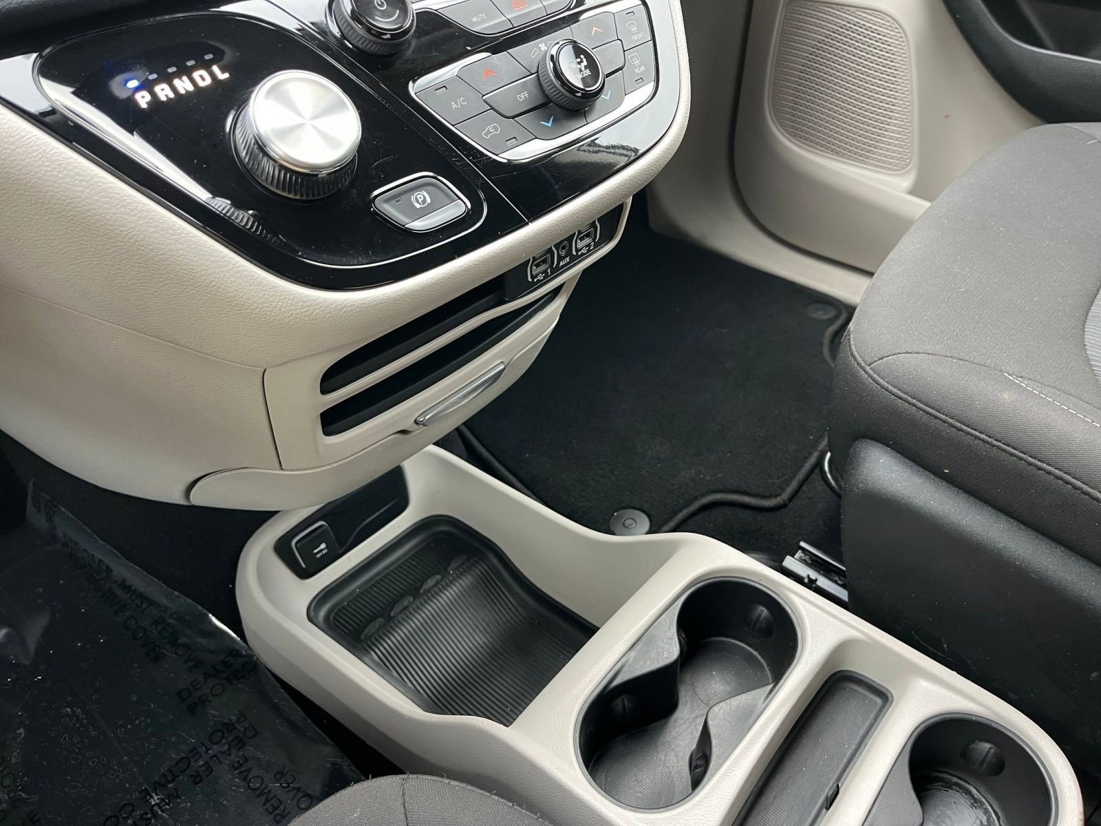 Used 2023 Chrysler Voyager LX image 43