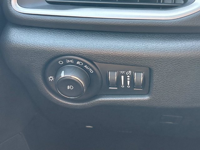 Used 2025 Chrysler Pacifica Select FWD image 32