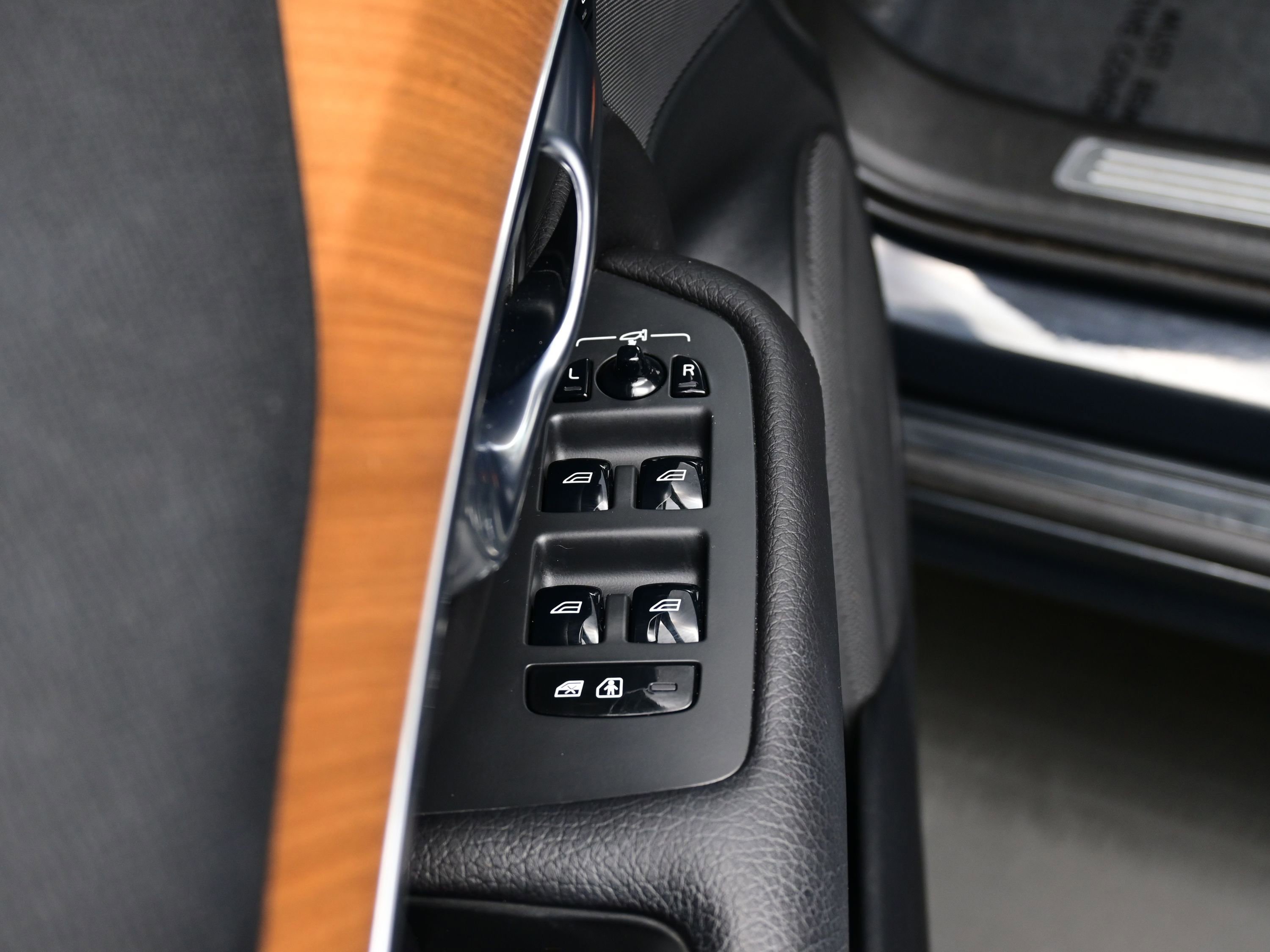 Used 2021 Volvo XC90 T6 Momentum w/ Advanced Package image 11