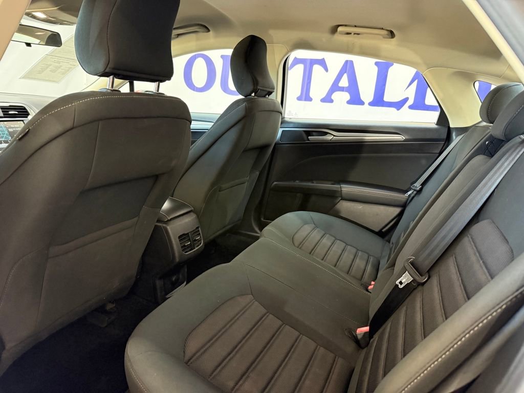 Used 2018 Ford Fusion SE w/ Fusion SE Technology Package image 16