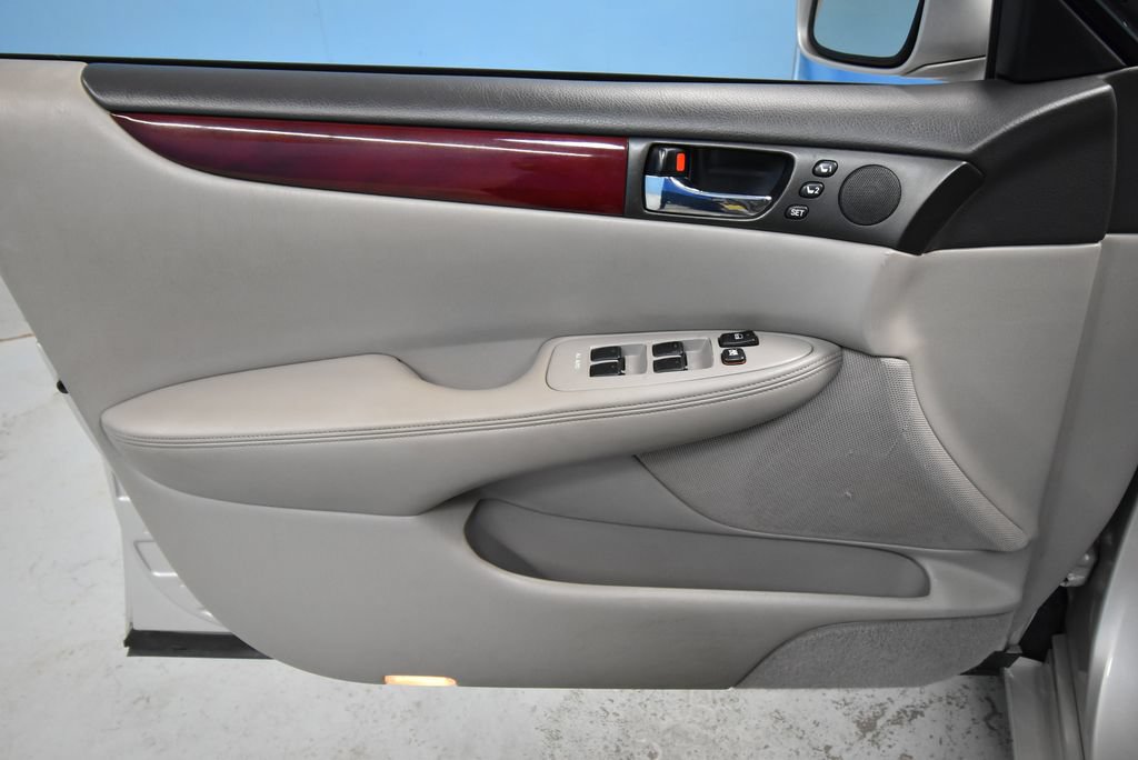 Used 2004 Lexus ES 330 FWD image 4