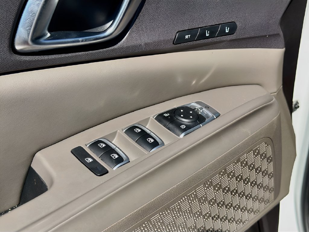 Used 2025 Kia Carnival EX FWD image 18