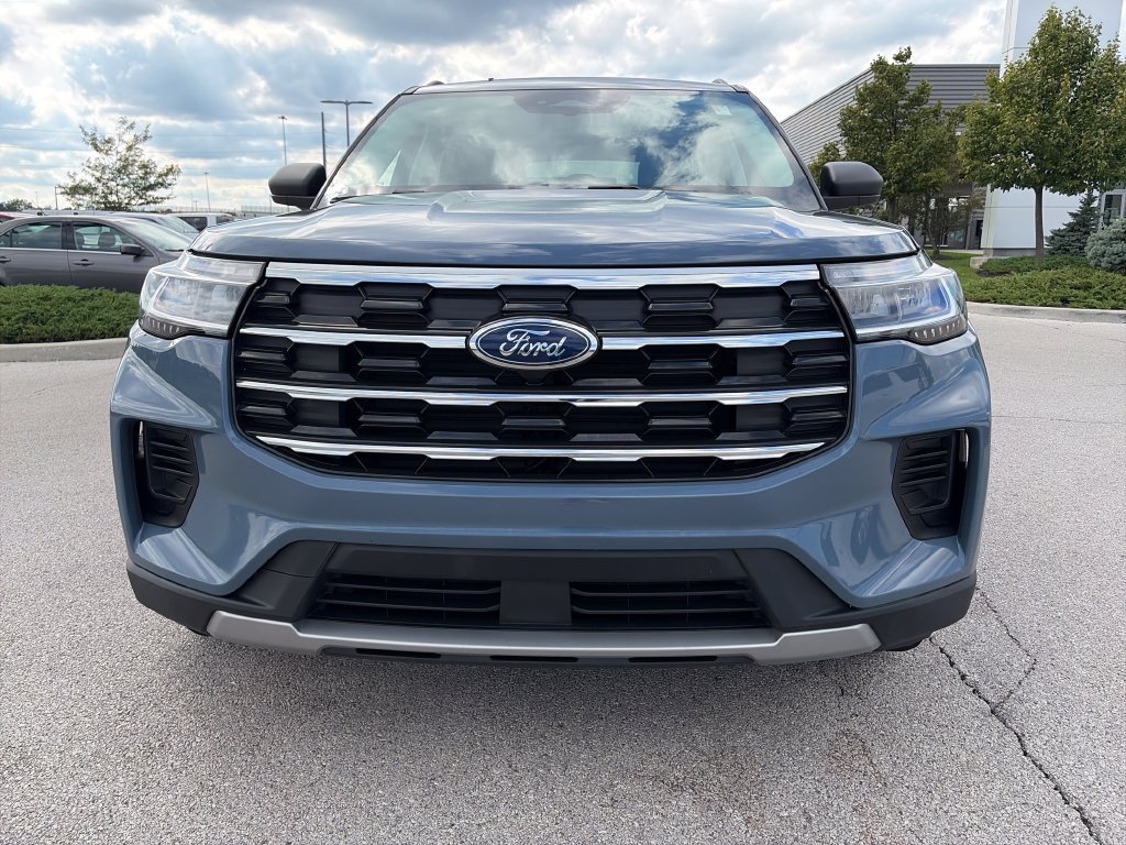 Used 2025 Ford Explorer Active AWD/4WD image 2