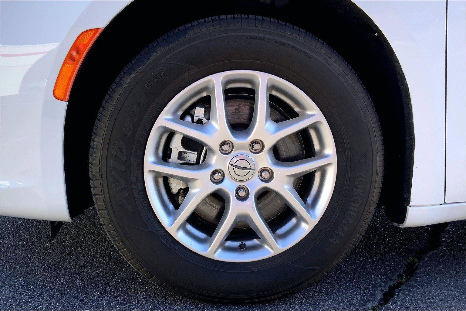 Used 2023 Chrysler Pacifica Touring-L image 9