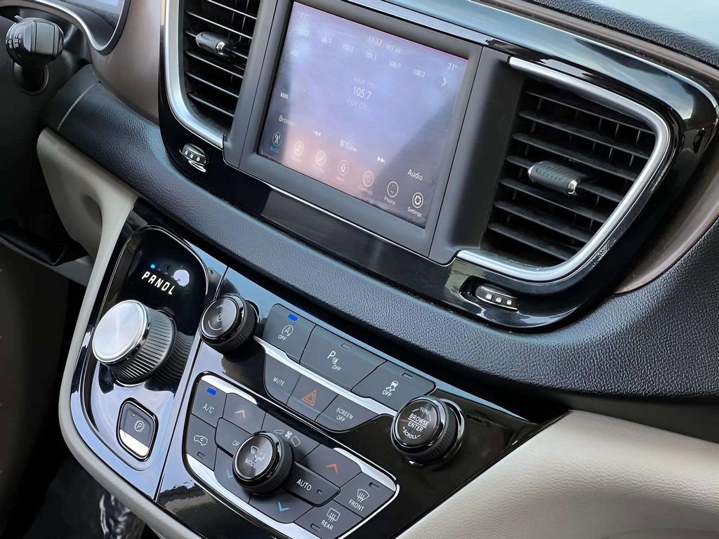 Used 2019 Chrysler Pacifica Touring-L FWD image 24
