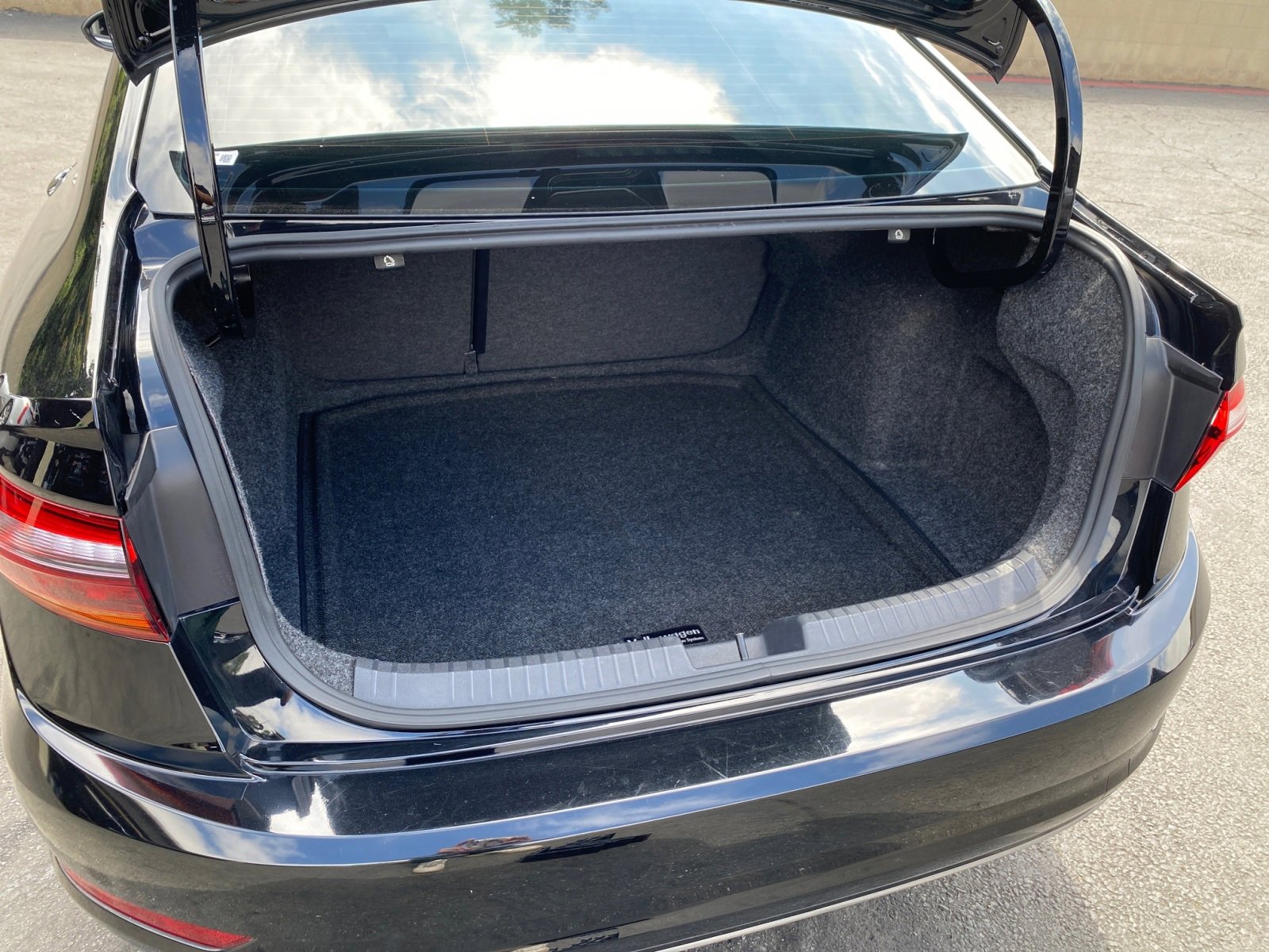 Used 2019 Volkswagen Jetta SE w/ Cold Weather Package image 26