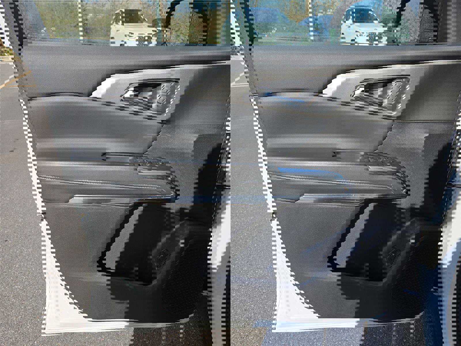 Used 2025 Chevrolet Traverse LT image 16