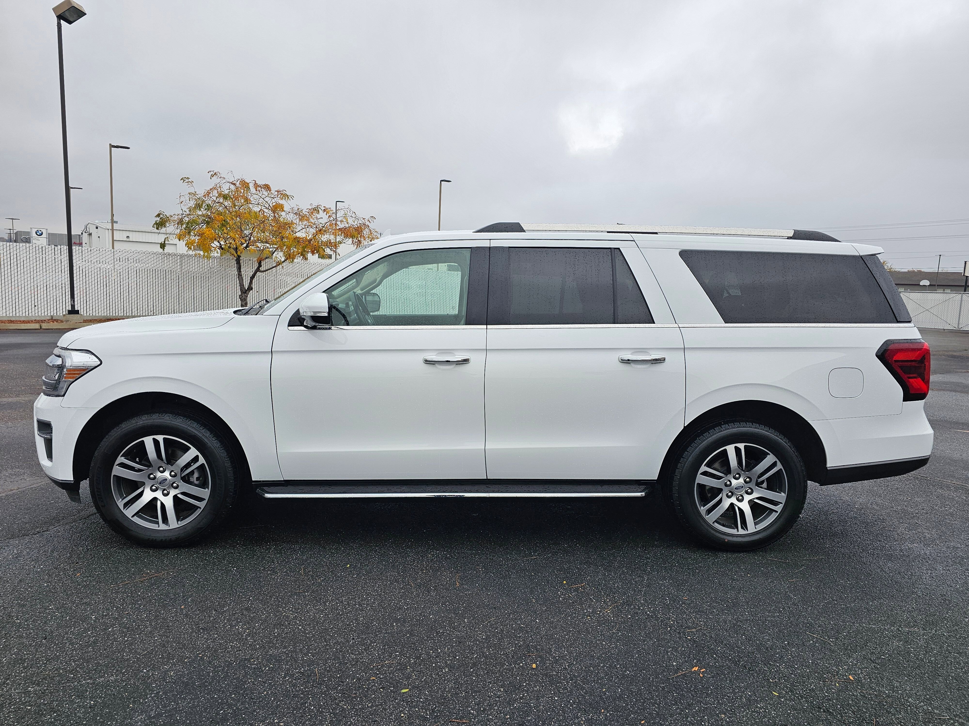 Used 2023 Ford Expedition Max Limited image 3