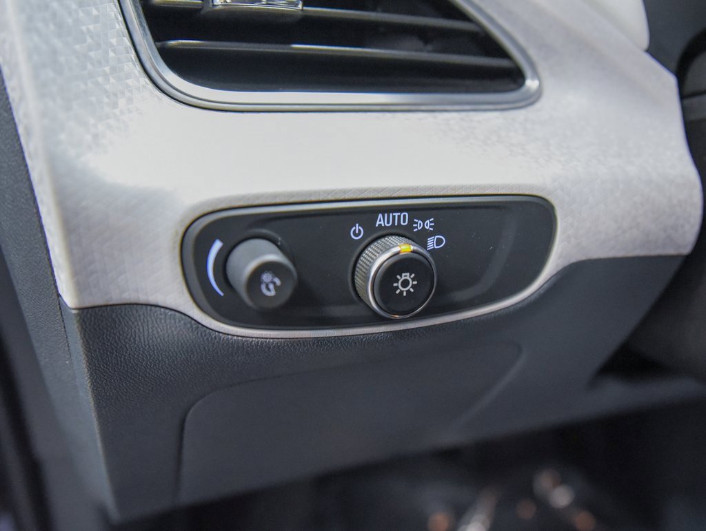 Used 2019 Chevrolet Bolt Premier w/ Infotainment Package image 17