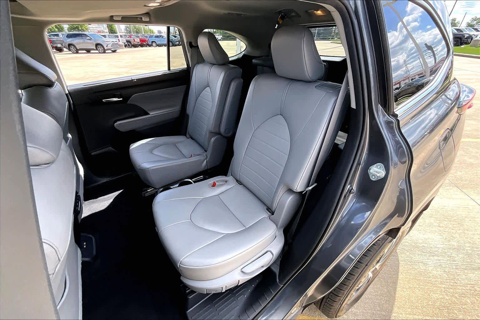 Used 2021 Toyota Highlander XLE FWD image 20