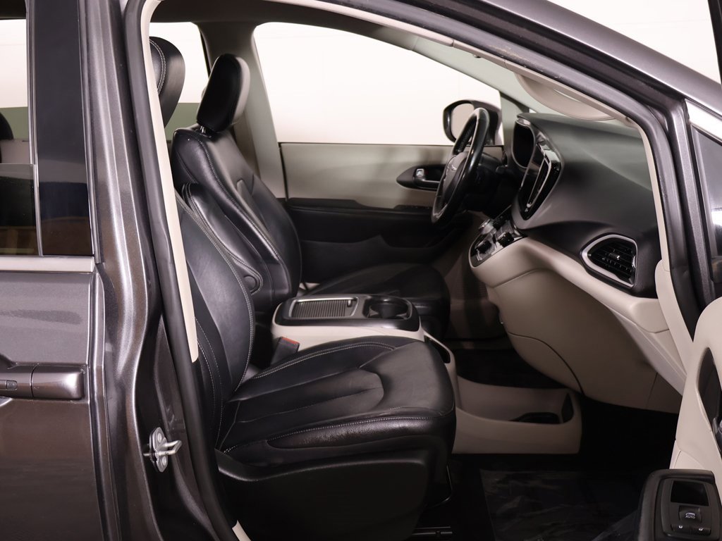 Used 2022 Chrysler Pacifica Touring-L image 24