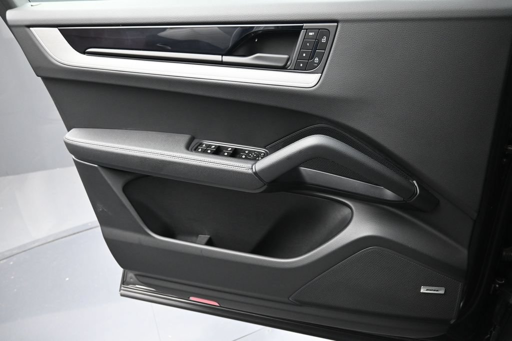 Certified 2025 Porsche Cayenne AWD/4WD image 20