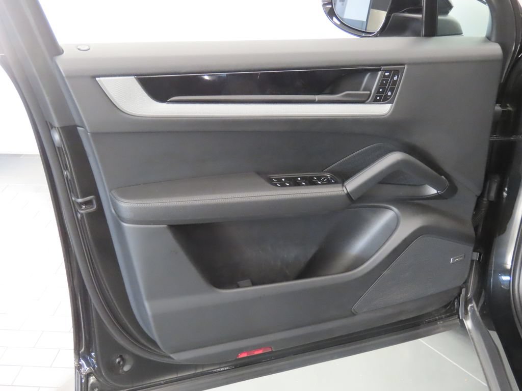 Certified 2024 Porsche Cayenne AWD/4WD image 34