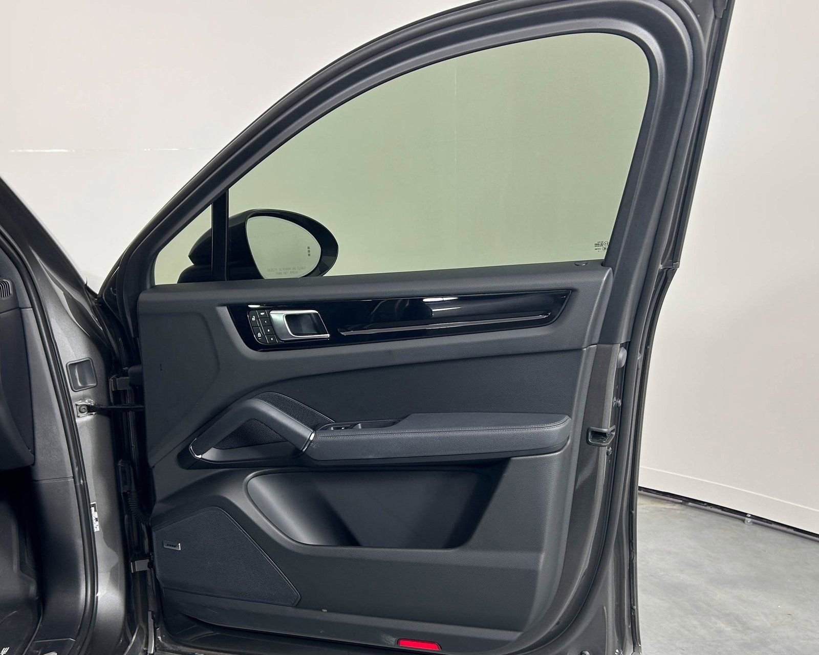 Used 2023 Porsche Cayenne Coupe image 25