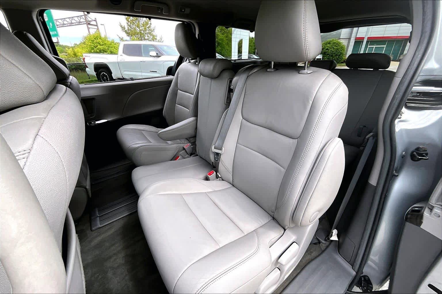 Used 2017 Toyota Sienna XLE w/ XLE Navigation Package FWD image 20