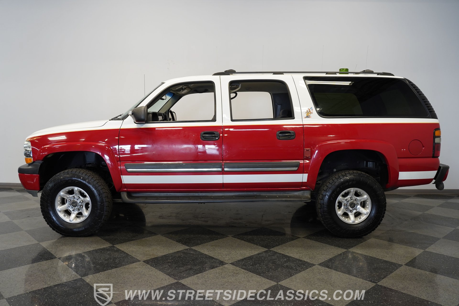 Used 2004 Chevrolet Suburban 2500 LS w/ Suspension Package, Autoride AWD/4WD image 2
