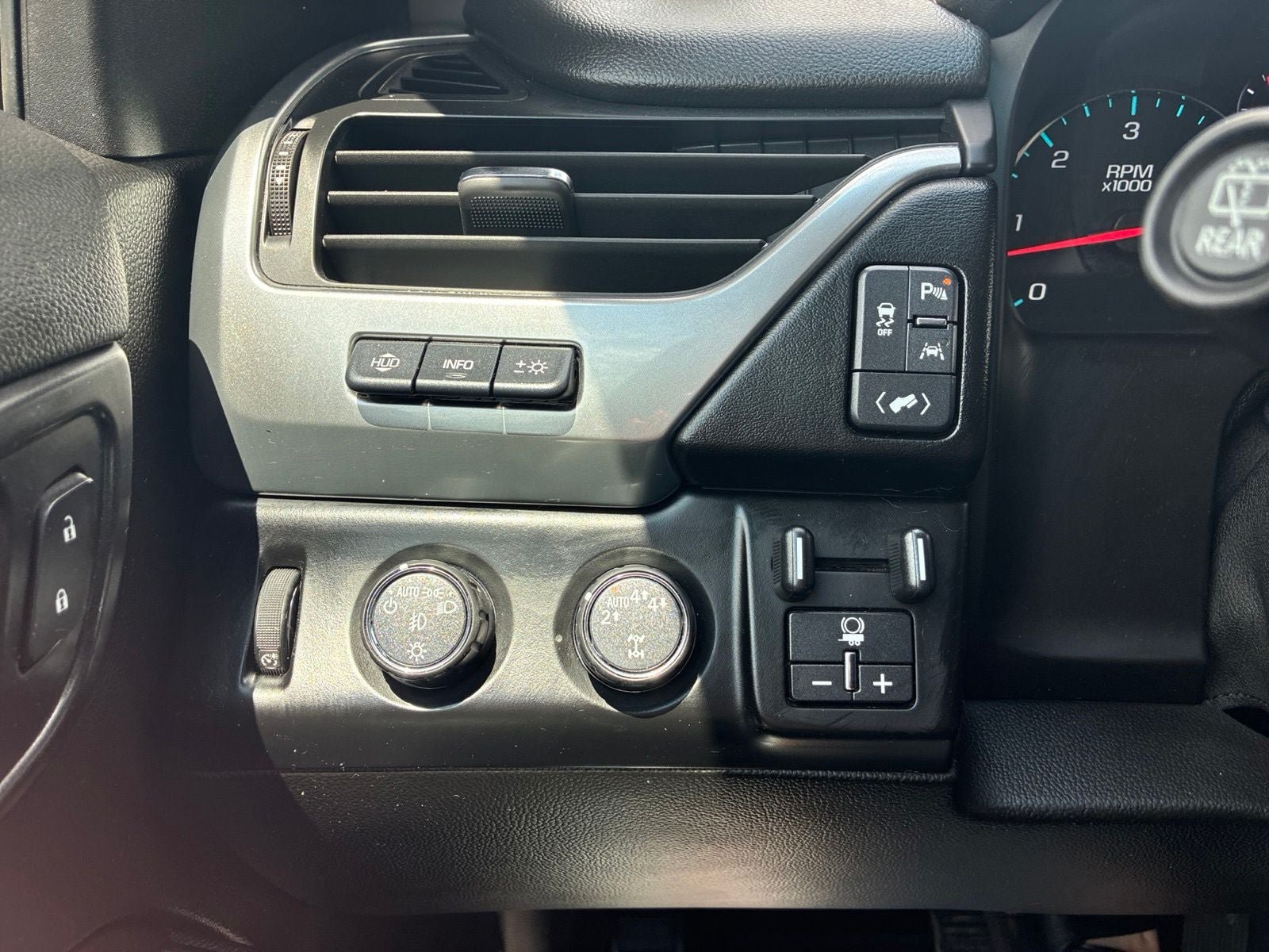 Used 2018 Chevrolet Tahoe Premier AWD/4WD image 33