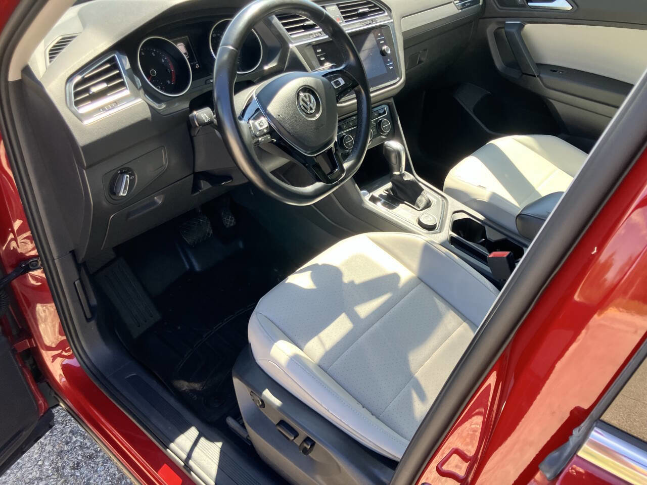Used 2019 Volkswagen Tiguan SE w/ Panoramic Sunroof Package AWD/4WD image 13