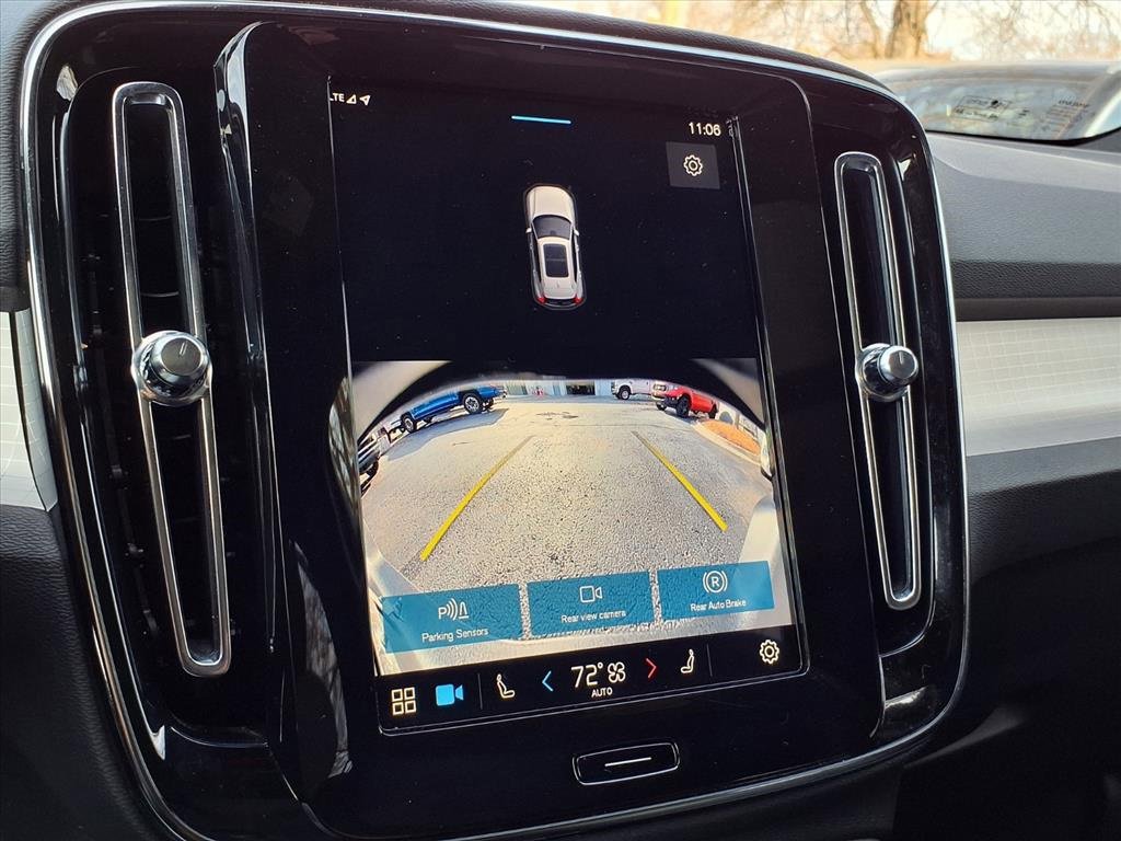 Used 2024 Volvo XC40 B5 Core image 9