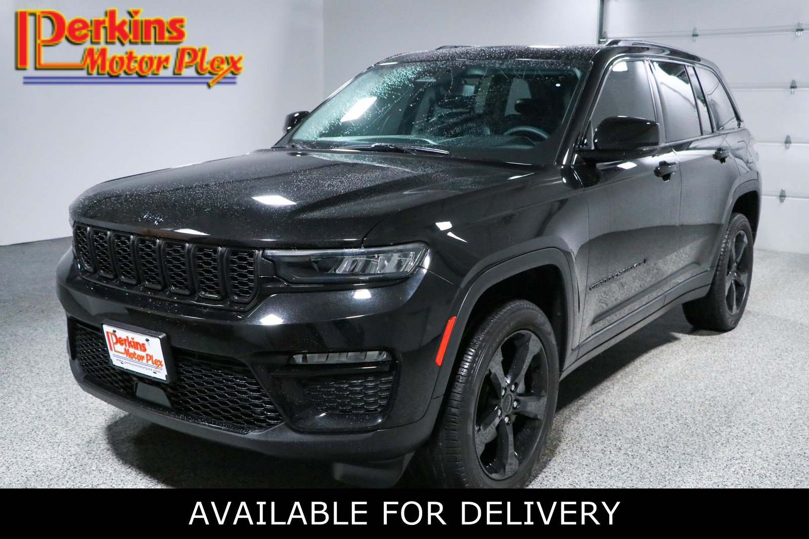 Used 2023 Jeep Grand Cherokee Limited w/ Black Appearance Package AWD/4WD image 1