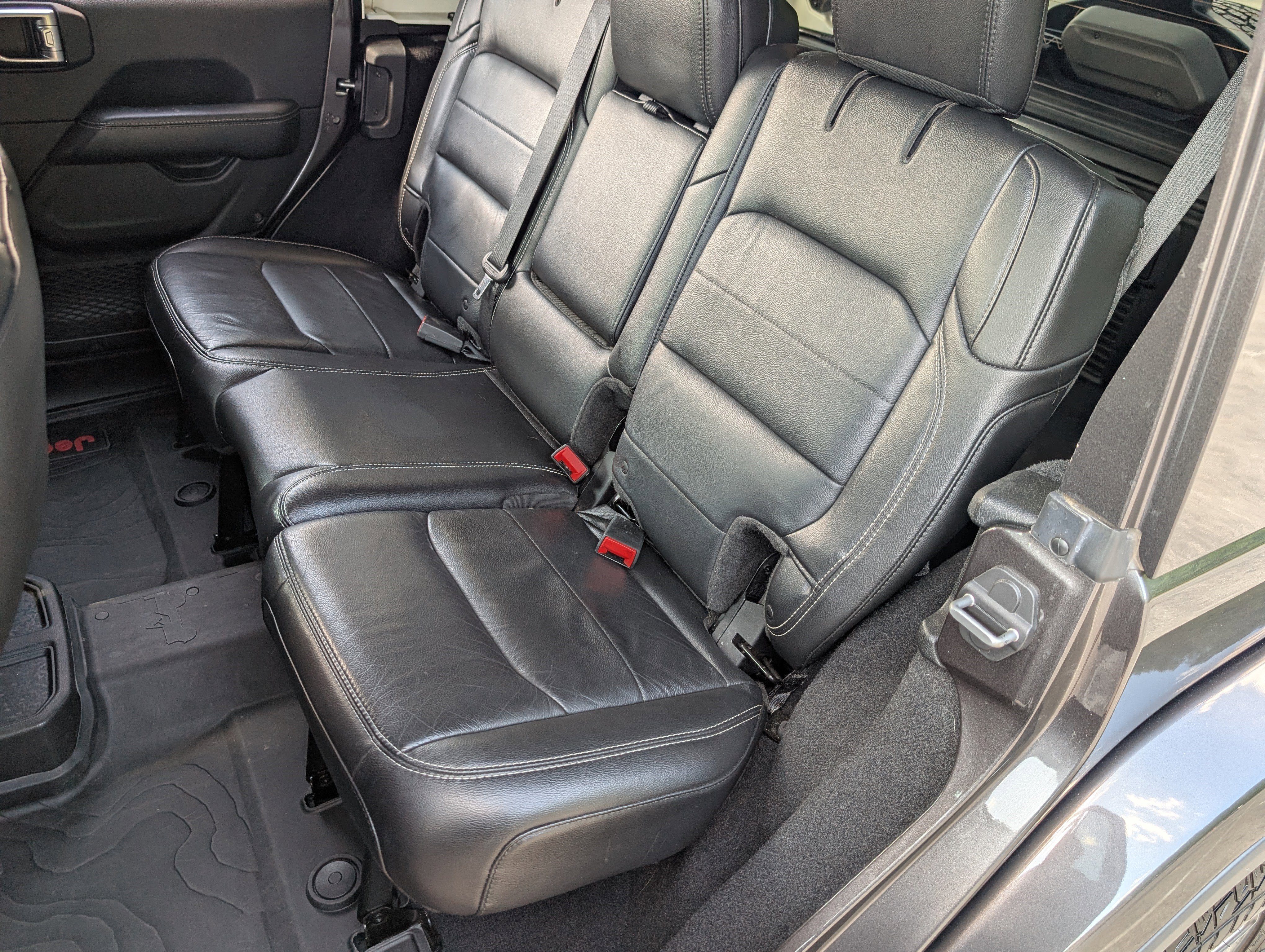 Used 2018 Jeep Wrangler Unlimited Sahara AWD/4WD image 17