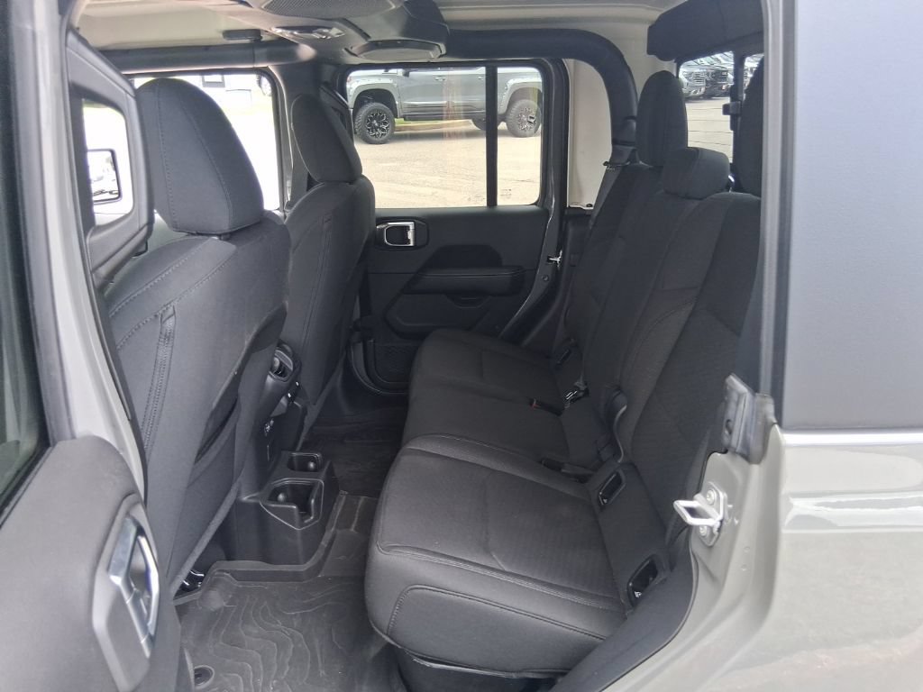Used 2022 Jeep Gladiator Overland AWD/4WD image 17