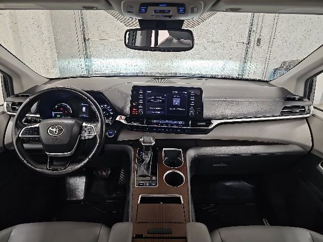 Certified 2023 Toyota Sienna XLE FWD image 32