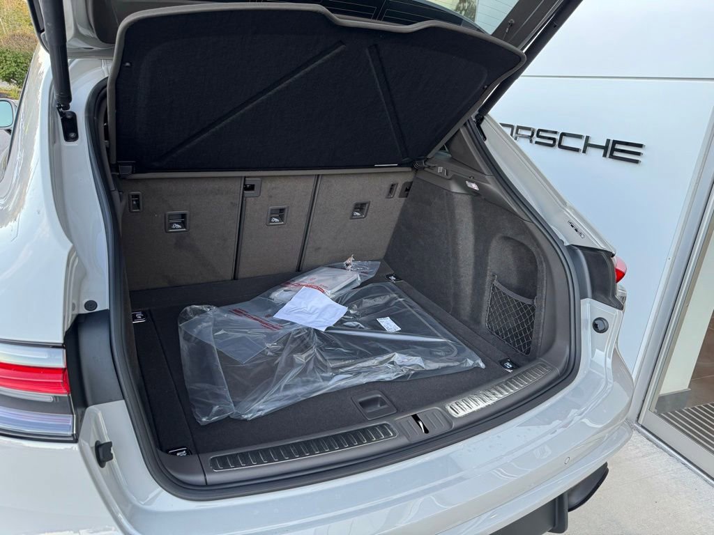 New 2026 Porsche Macan image 21