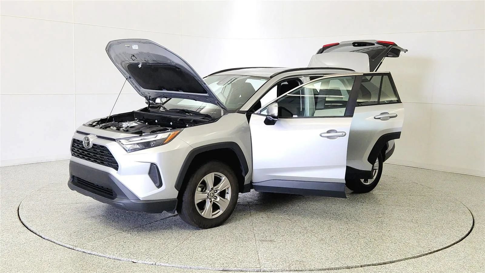 Used 2024 Toyota RAV4 XLE FWD image 10