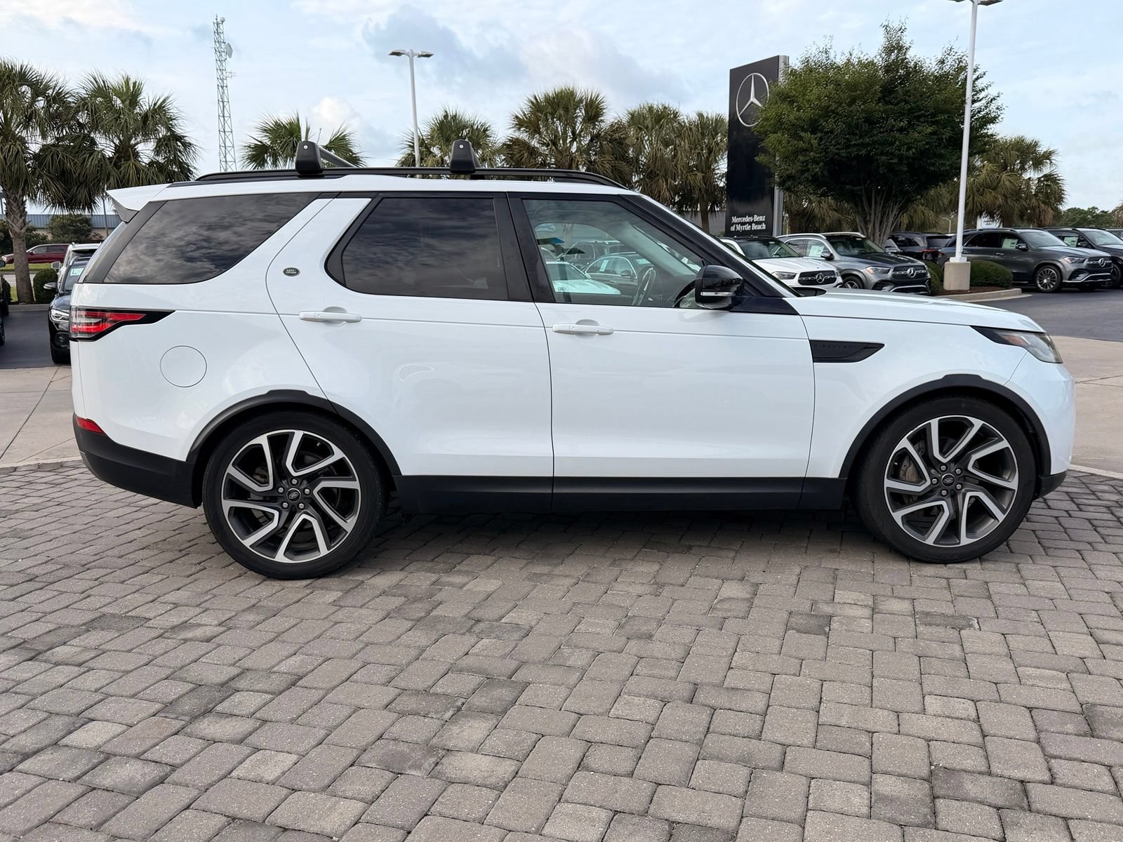 Used 2018 Land Rover Discovery HSE AWD/4WD image 8