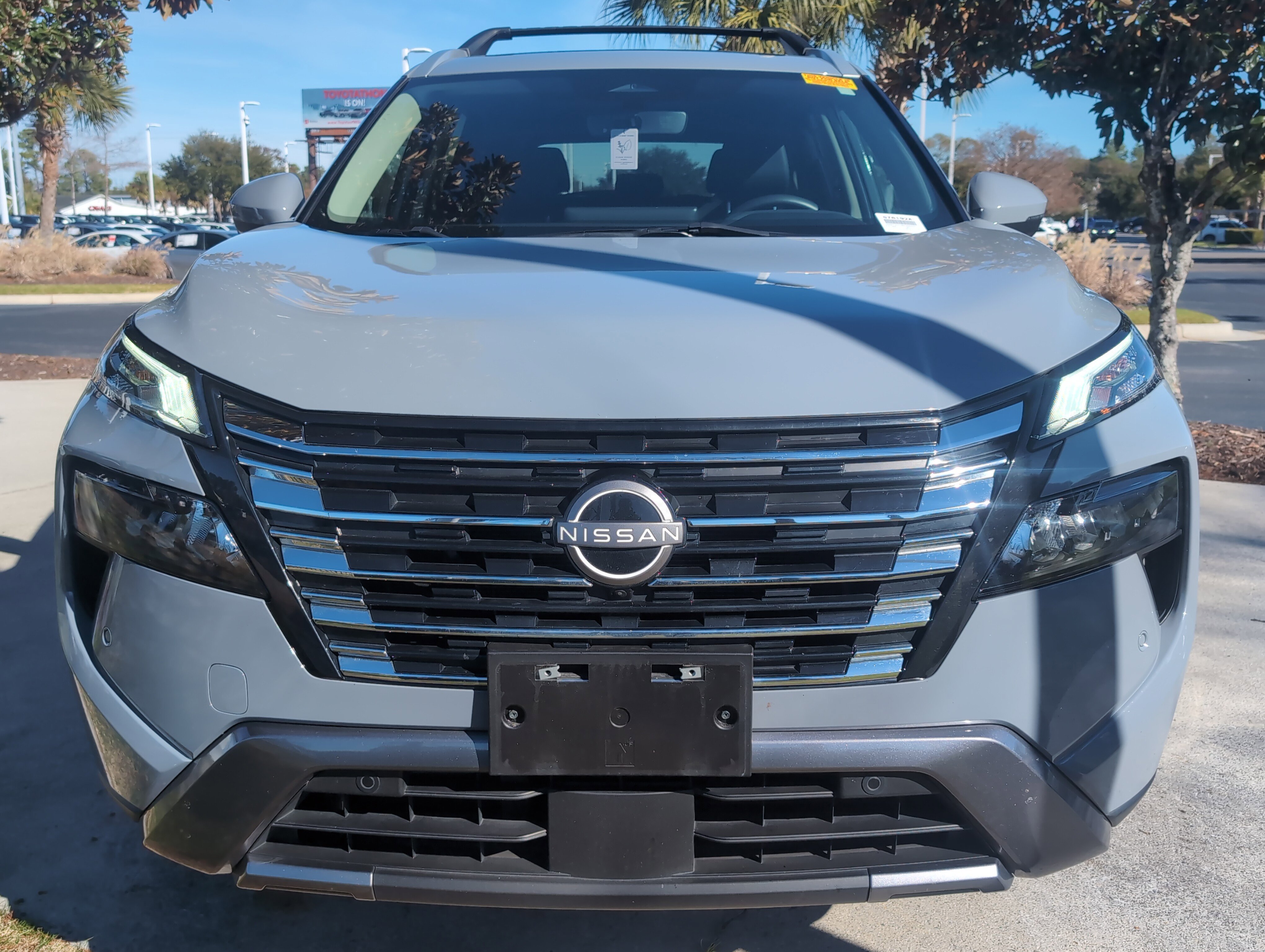 Used 2024 Nissan Rogue SL w/ SL Premium Package image 3