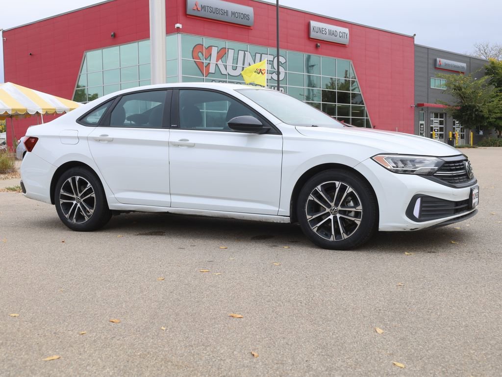 Used 2023 Volkswagen Jetta Sport image 2