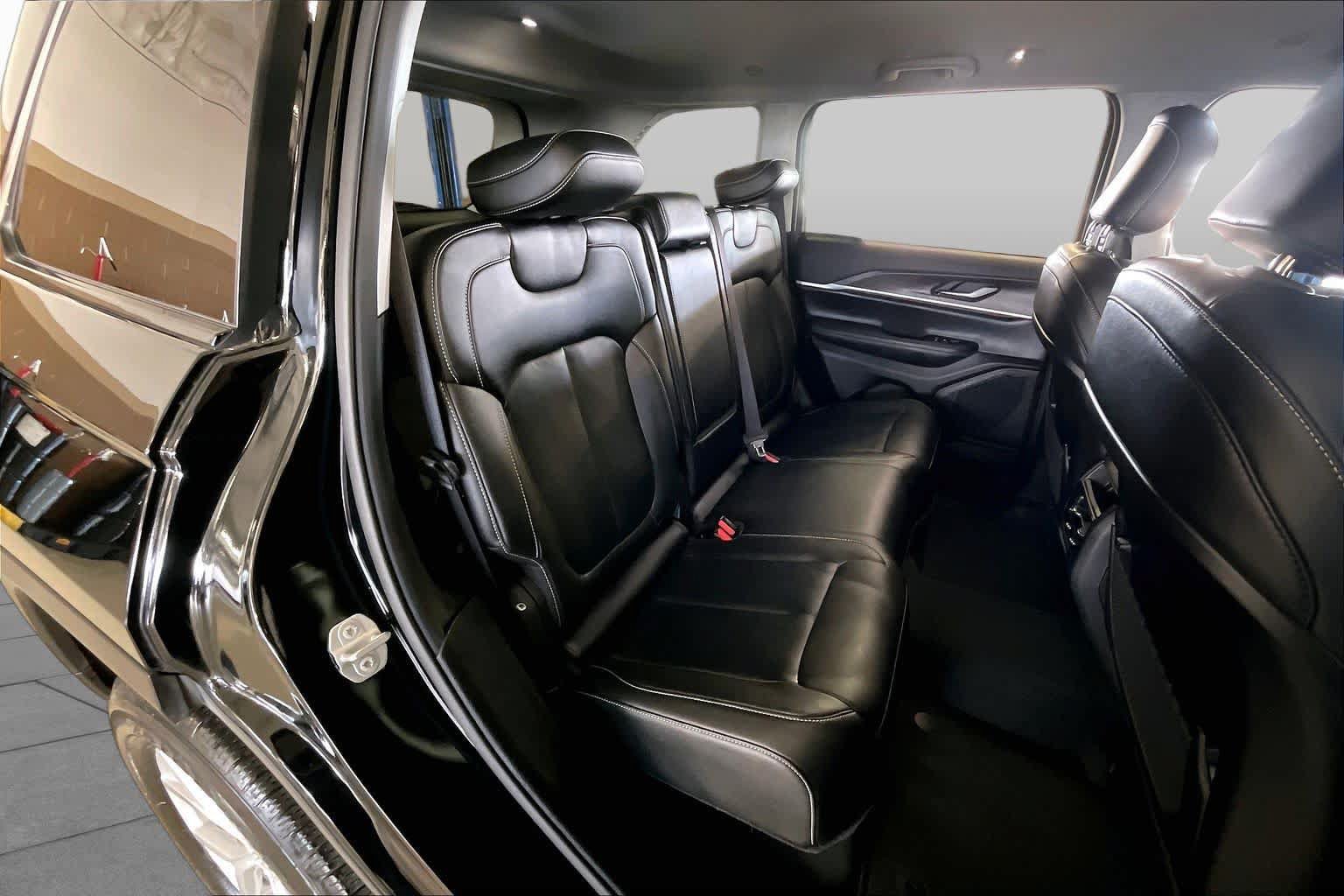 Used 2023 Jeep Grand Cherokee Limited RWD image 17