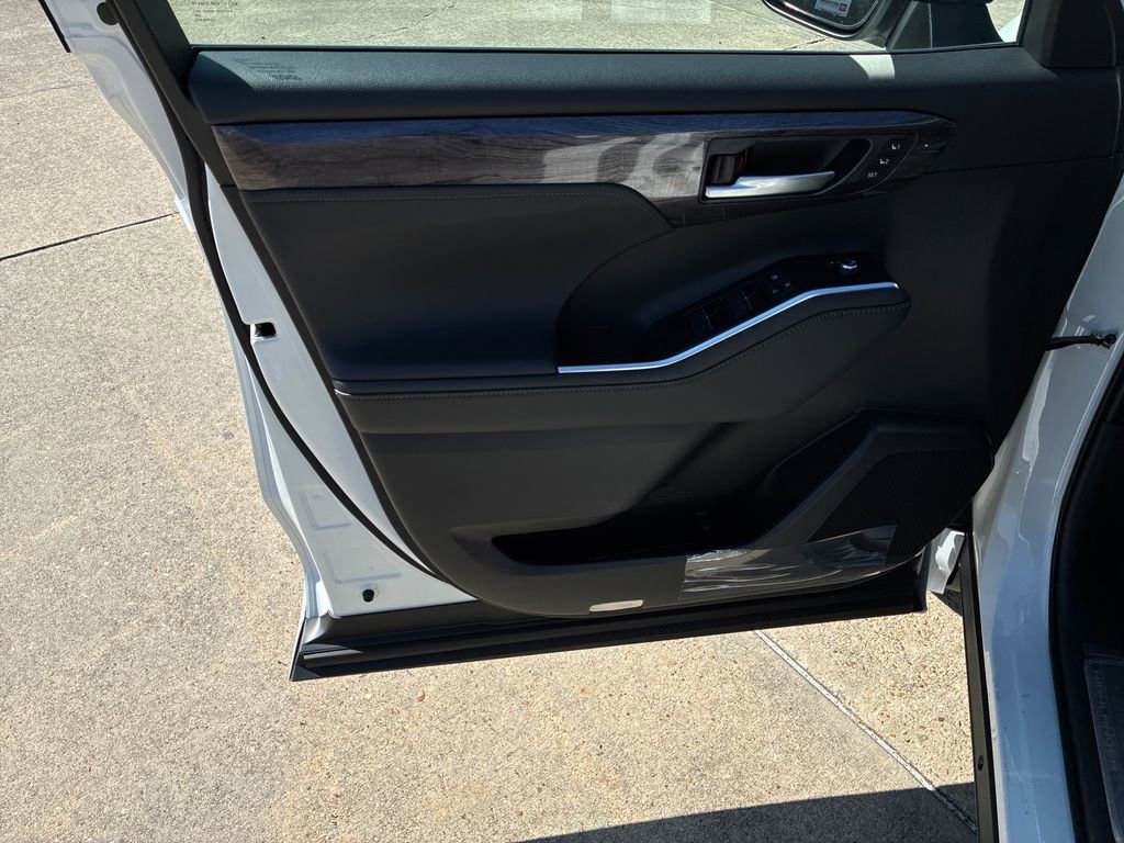 New 2026 Toyota Highlander Limited image 12