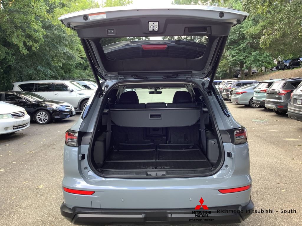 New 2025 Mitsubishi Outlander SE image 16