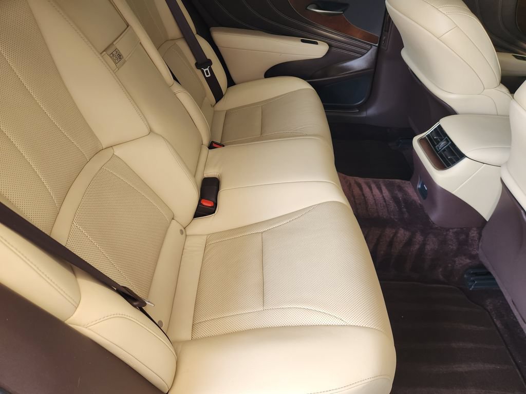 Used 2020 Lexus LS 500 w/ Accessory Package (Z1) RWD image 32